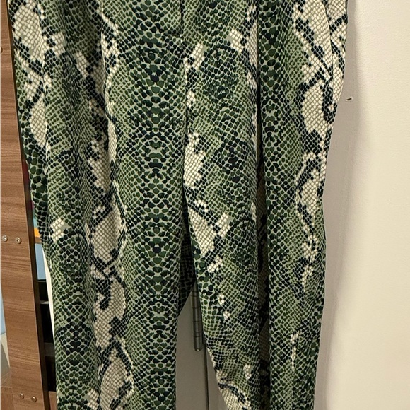 Glamorous Green Snake Print Cropped Pants (Size Medium) - Picture 1 of 9
